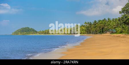 Blick auf Palm Beach vor dem Uprising Resort, auf Rovolev Bay, Pacific Harbor, Viti Levu, Fidschi. Stockfoto