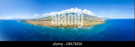 Ein Blick aus der Vogelperspektive auf die West Maui Mountains mit Blick auf Launiupoko und das dahinter liegende Tal, Maui, Hawaii, USA. Die Insel Molokai liegt am Horizont Stockfoto