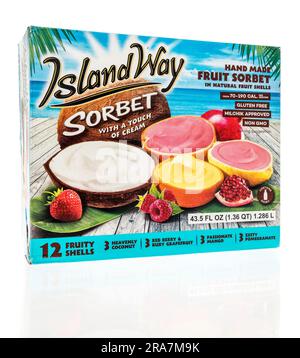 Winneconne, WI - 25. Juni 2023: Ein Paket Island Way Sorbet auf einem isolierten Hintergrund. Stockfoto