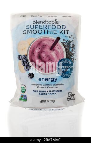 Winneconne, WI - 25. Juni 2023: Ein Paket Blendtopia superfood Smoothie-Kit auf isoliertem Hintergrund. Stockfoto