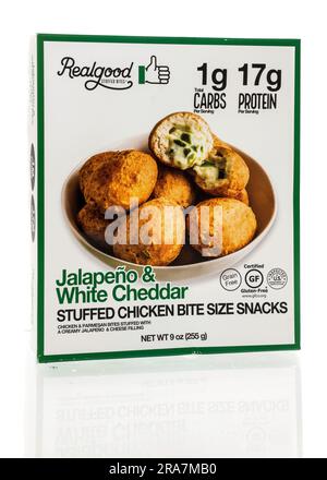 Winneconne, WI - 25. Juni 2023: Ein Paket mit Hähnchenbissen mit Realgood-Jalapeno-Füllung und weißem Cheddar auf isoliertem Hintergrund. Stockfoto
