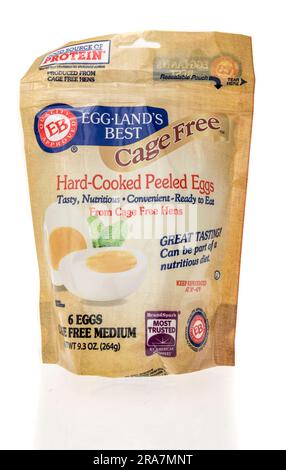 Winneconne, WI - 25. Juni 2023: Ein Paket von Egg Lands besten Käfigfreien hart gekochten Eiern, die auf einem isolierten Hintergrund geschält werden. Stockfoto