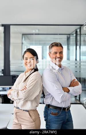 Glücklicher, vielseitiger Geschäftsmann und Geschäftsfrau im Büro, Porträt. Stockfoto