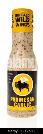 Winneconne, WI - 25. Juni 2023: Eine Flasche Buffalo Wild Wings Sauce Parmesan Knoblauch auf isoliertem Hintergrund. Stockfoto