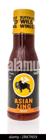 Winneconne, WI - 25. Juni 2023: Eine Flasche Buffalo Wildflügelsauce mit asiatischem Atmen auf einem isolierten Hintergrund. Stockfoto