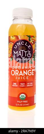Winneconne, WI - 25. Juni 2023: Eine Flasche Orangensaft von Onkel Matts aus biologischem Anbau auf isoliertem Hintergrund. Stockfoto