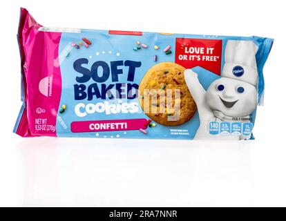 Winneconne, WI - 25. Juni 2023: Eine Packung Pillsbury Soft Baked Cookies auf einem isolierten Hintergrund. Stockfoto