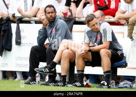 Düsseldorf, Deutschland, 2. Fussball Bundesliga Freundschaftsspiel Turu Düsseldorf vs. Fortuna Düsseldorf 2:6 am 01. 07. 2023 im Stadion an der Feuerbachstrasse in Düsseldorf Trainer Daniel THIOUNE (F 95), Co-Trainer Manfred STEFES (F 95) und Co-Trainer Jan HOEPNER (F95) v.li. n.RE.- Norbert Schmidt, Düsseldorf Stockfoto