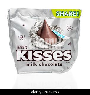 Winneconne, WI - 25. Juni 2023: Ein Paket Hersheys küsst Schokoladenmilchbonbons auf einem isolierten Hintergrund. Stockfoto