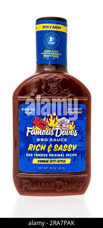 Winneconne, WI - 25. Juni 2023: Eine Flasche der berühmten Daves reichhaltigen und frechen bbq-Sauce auf einem isolierten Hintergrund. Stockfoto
