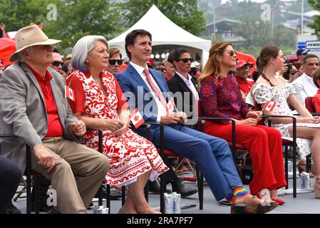 Ottawa, Kanada - 1. Juli 2023: Generalgouverneur Mary Simon und ihr Ehemann Whit Fraser, Premierminister Justin Trudeau, nehmen zusammen mit seiner Frau Sophie Grégoire Trudeau an der Feier zum Canada Day in Lebreton Flats Teil. Simon ist Inuk und der erste Indigene, der das Amt des Generalgouverneurs innehat Stockfoto