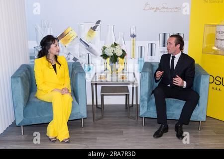 Arcadia, Kalifornien, USA. 30. Juni 2023. Zehra Sun, CEO und Mitbegründer von MDSUN Skincare, wird von Maxwell Gobbell von der Los Angeles Beverly Arts im MDSUN Skincare VIP Room in Arcadia, Kalifornien, interviewt. Kredit: Sheri Determan Stockfoto