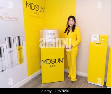 Arcadia, Kalifornien, USA. 30. Juni 2023. Zehra Sun, CEO und Mitbegründer von MDSUN Skincare, im MDSUN Skincare VIP-Raum in Arcadia, Kalifornien. Kredit: Sheri Determan Stockfoto