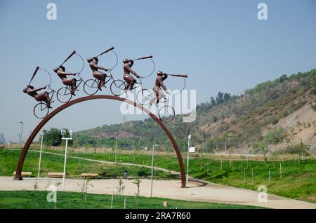 Skulptur „La Búsqueda“ von Hernán Puelma im Bicentenario Park, Vitacura, Santiago, Chile. Eine atemberaubende Kunstinstallation, die sich mit der Natur vermischt Stockfoto