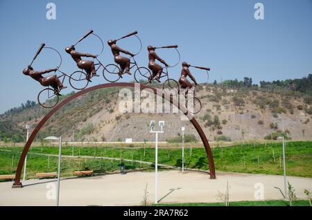 Skulptur „La Búsqueda“ von Hernán Puelma im Bicentenario Park, Vitacura, Santiago, Chile. Eine atemberaubende Kunstinstallation, die sich mit der Natur vermischt Stockfoto