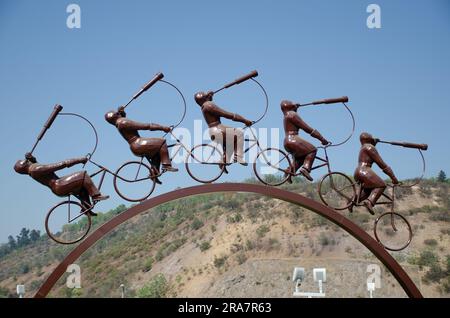 Skulptur „La Búsqueda“ von Hernán Puelma im Bicentenario Park, Vitacura, Santiago, Chile. Eine atemberaubende Kunstinstallation, die sich mit der Natur vermischt Stockfoto