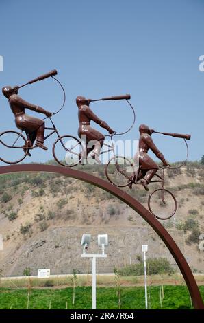 Skulptur „La Búsqueda“ von Hernán Puelma im Bicentenario Park, Vitacura, Santiago, Chile. Eine atemberaubende Kunstinstallation, die sich mit der Natur vermischt Stockfoto