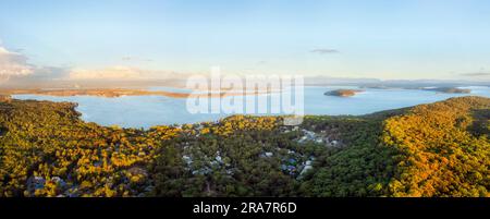 Cams Wharf zu den Küstenstädten der Swansea Caves am Pazifikufer Australiens in Sonnenaufgangslandschaften ist ein unvergleichliches Panorama. Stockfoto