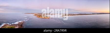 Grüne Insel im Swansea Channel Delta an der australischen Pazifikküste mit Panoramablick auf den Sonnenaufgang. Stockfoto