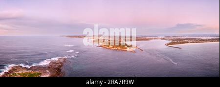 Grüne Insel an der Pazifikküste Australiens im Swansea Channel Delta - malerisches Panorama des Sonnenaufgangs aus der Vogelperspektive. Stockfoto