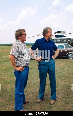 Präsident Jimmy Carter mit Bruder Billy Carter am Peterson Airfield in Plains, Georgia. Der Präsident war gerade über Marine One auf dem winzigen Feld angekommen. Foto von Bernard Gotfryd Stockfoto