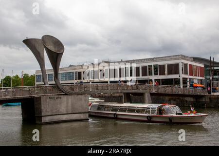 Die Pero's Bridge ist eine Fußgängerbrücke am schwimmenden Hafen von Bristol, die von Eilis O'Connell in Zusammenarbeit mit den Ingenieuren von Ove Arup & Partners entworfen wurde Stockfoto