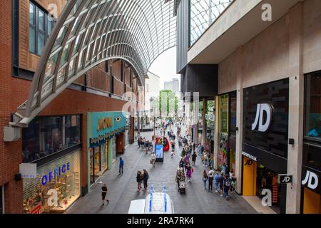 Die Leute kaufen im Cabot Circus in Bristol ein, der von Chapman Taylor-Architekten entworfen wurde. Stockfoto