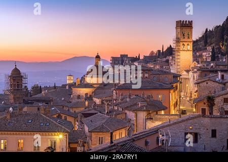 Assisi, Italien Skyline der Altstadt in der Abenddämmerung auf dem Dach. Stockfoto