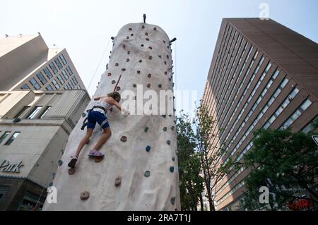 Toronto, Ontario/Kanada – 28. August 2015: Aktive Frau, die eine Felswand im Freien erklingt Stockfoto