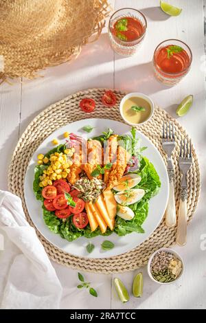Frischer Salat als leichte Sommermahlzeit. Salat aus frischen Zutaten, serviert mit Limonade. Stockfoto