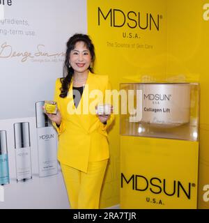 Arcadia, Kalifornien, USA. 30. Juni 2023. Zehra Sun, CEO und Mitbegründerin von MDSUN Skincare, mit zwei ihrer Produkte, im MDSUN Skincare VIP Room in Arcadia, Kalifornien. Kredit: Sheri Determan Stockfoto