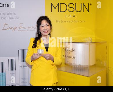 Arcadia, Kalifornien, USA. 30. Juni 2023. Zehra Sun, CEO und Mitbegründer von MDSUN Skincare, wird von Maxwell Gobbell von der Los Angeles Beverly Arts im MDSUN Skincare VIP Room in Arcadia, Kalifornien, interviewt. Kredit: Sheri Determan Stockfoto