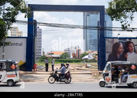 Phnom Penh, Kambodscha. 27. Juni 2023. Eine Baustelle im Zentrum von Phnom Penh. Phnom Penh, die Hauptstadt Kambodschas, ist aufgrund ihrer Architektur im französischen Stil einst als „Perle des Orients“ bekannt und durchläuft einen raschen Wandel. Hauptsächlich durch chinesische Investitionen angetrieben, erlebt Phnom Penh von heute eine Welle neuer Entwicklungen, die wiederum zum Verlust eines Großteils seines architektonischen Erbes geführt hat. (Foto: Oliver Raw/SOPA Images/Sipa USA) Guthaben: SIPA USA/Alamy Live News Stockfoto