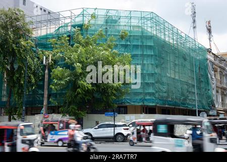 Phnom Penh, Kambodscha. 27. Juni 2023. Der Auslandskorrespondenten Club Phnom Penh wird gerade renoviert. Phnom Penh, die Hauptstadt Kambodschas, ist aufgrund ihrer Architektur im französischen Stil einst als „Perle des Orients“ bekannt und durchläuft einen raschen Wandel. Hauptsächlich durch chinesische Investitionen angetrieben, erlebt Phnom Penh von heute eine Welle neuer Entwicklungen, die wiederum zum Verlust eines Großteils seines architektonischen Erbes geführt hat. (Foto: Oliver Raw/SOPA Images/Sipa USA) Guthaben: SIPA USA/Alamy Live News Stockfoto