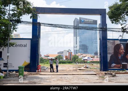 Phnom Penh, Kambodscha. 27. Juni 2023. Eine Baustelle im Zentrum von Phnom Penh. Phnom Penh, die Hauptstadt Kambodschas, ist aufgrund ihrer Architektur im französischen Stil einst als „Perle des Orients“ bekannt und durchläuft einen raschen Wandel. Hauptsächlich durch chinesische Investitionen angetrieben, erlebt Phnom Penh von heute eine Welle neuer Entwicklungen, die wiederum zum Verlust eines Großteils seines architektonischen Erbes geführt hat. (Foto: Oliver Raw/SOPA Images/Sipa USA) Guthaben: SIPA USA/Alamy Live News Stockfoto