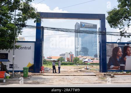 Phnom Penh, Kambodscha. 27. Juni 2023. Eine Baustelle im Zentrum von Phnom Penh. Phnom Penh, die Hauptstadt Kambodschas, ist aufgrund ihrer Architektur im französischen Stil einst als „Perle des Orients“ bekannt und durchläuft einen raschen Wandel. Hauptsächlich durch chinesische Investitionen angetrieben, erlebt Phnom Penh von heute eine Welle neuer Entwicklungen, die wiederum zum Verlust eines Großteils seines architektonischen Erbes geführt hat. (Foto: Oliver Raw/SOPA Images/Sipa USA) Guthaben: SIPA USA/Alamy Live News Stockfoto