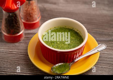 Kräutersauce zum Würzen, ein vielseitiges und aromatisches Gewürz, das den Geschmack verschiedener Gerichte verbessert Stockfoto