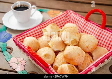 Korb mit pão de queijo, einem beliebten brasilianischen Käsebrot, einem beliebten Snack in Brasilien Stockfoto