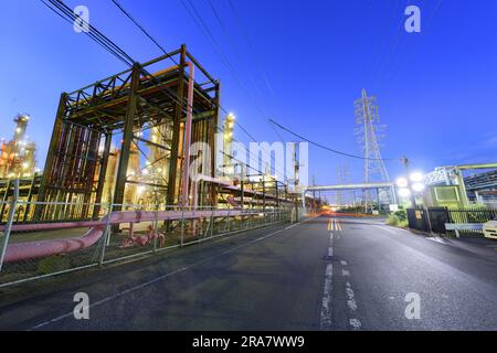 Fabriken in der Dämmerung in Japan. Stockfoto