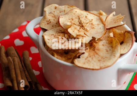 Apfelchips, ein knuspriger und gesunder Snack aus dünn geschnittenen Äpfeln Stockfoto