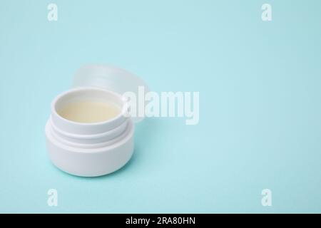 Glas Vaseline auf hellblauem Hintergrund, Platz für Text Stockfoto