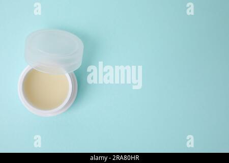 Glas Vaseline auf hellblauem Hintergrund, Draufsicht. Platz für Text Stockfoto