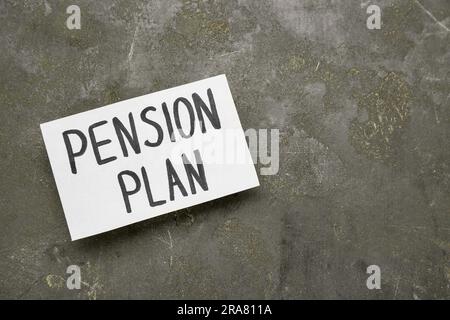 Karte mit den Worten Pensionsplan auf grauem Tisch, Draufsicht. Platz für Text Stockfoto