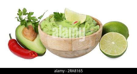 Schüssel mit köstlicher Guacamole und Zutaten isoliert auf Weiß Stockfoto