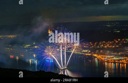 01. Juli 2023, Rheinland-Pfalz/Hessen, Bingen/Rüdesheim: Feuerwerkskörper werden von einer Passagier- und Autofähre auf dem Rhein zwischen Rüdesheim und Bingen abgefeuert. An den schönsten Abschnitten des Rheins findet von Mai bis September jedes Jahr das Feuerwerk „Rhein in Flammen“ statt: Am 1. Juli in Bingen und Rüdesheim. Foto: Andreas Arnold/dpa Credit: dpa Picture Alliance/Alamy Live News Stockfoto