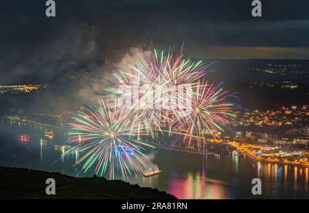 01. Juli 2023, Rheinland-Pfalz/Hessen, Bingen/Rüdesheim: Feuerwerkskörper werden von einer Passagier- und Autofähre auf dem Rhein zwischen Rüdesheim und Bingen abgefeuert. An den schönsten Abschnitten des Rheins findet von Mai bis September jedes Jahr das Feuerwerk „Rhein in Flammen“ statt: Am 1. Juli in Bingen und Rüdesheim. Foto: Andreas Arnold/dpa Credit: dpa Picture Alliance/Alamy Live News Stockfoto