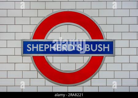Ein Schild an der Wand von Shepherd's Bush London Underground Information der Fluggäste über ihre aktuelle Lage. Stockfoto