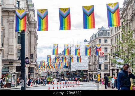 Regent Street in London ist für den Verkehr gesperrt und mit Flaggen für London Pride 2023 dekoriert Stockfoto