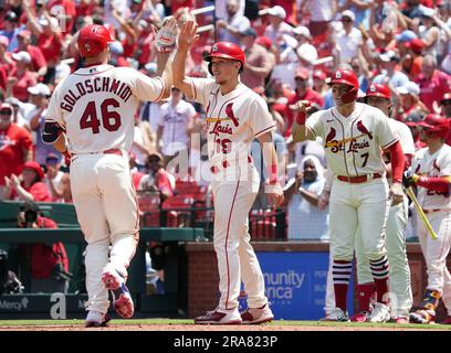 St. Louis, Usa. 01. Juli 2023. St. Louis Cardinals Paul Goldschmidt wird von Tommy Edman (19) und Andrew Knizner (7) auf der Heimtafel begrüßt, nachdem er im dritten Inning im Busch Stadium in St. drei Runs gegen die New York Yankees gewonnen hat Louis am Samstag, den 1. Juli 2023. Foto: Bill Greenblatt/UPI Credit: UPI/Alamy Live News Stockfoto