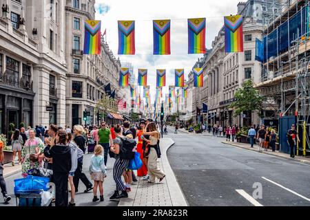 Regent Street in London ist für den Verkehr gesperrt und mit Flaggen für London Pride 2023 dekoriert Stockfoto